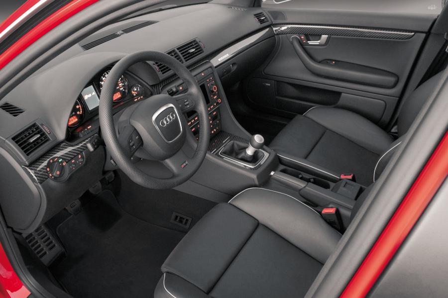 Интерьер Audi RS4 Sedan (B7, 8E) 2005 года  (NA) (фото 9 из 15)